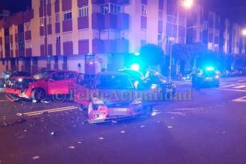 Aparatosa colisión entre dos vehículos en el centro urbano de Telde (Foto TA)